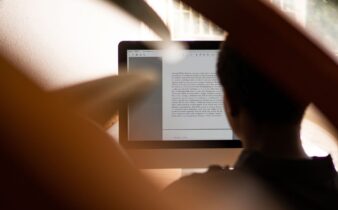 Hoe huiswerkbegeleiding en digitale tools samen kunnen helpen bij effectieve studieondersteuning